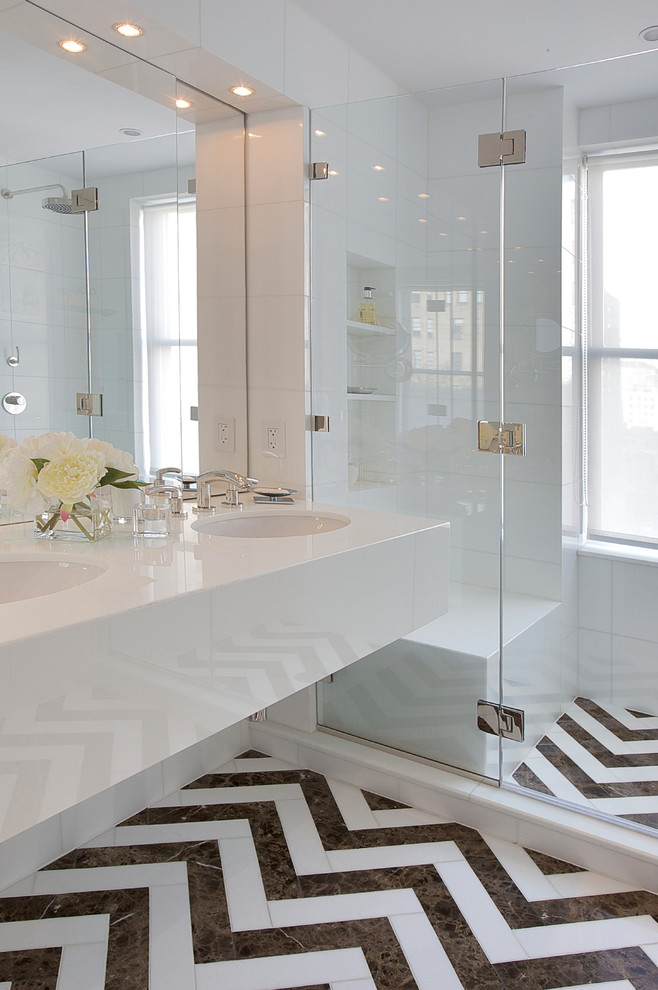 Ejemplo de cuarto de baño tradicional renovado con baldosas y/o azulejos blancos, lavabo bajoencimera, ducha empotrada, hornacina y banco de ducha