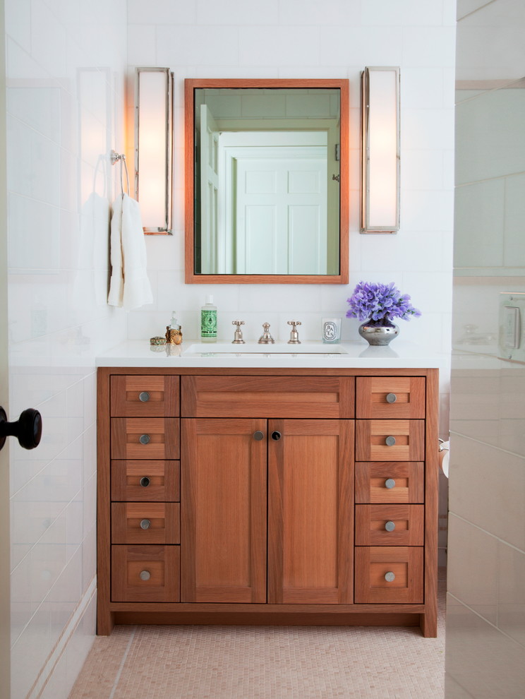 Idéer för ett litet klassiskt en-suite badrum, med ett undermonterad handfat, skåp i shakerstil, skåp i mellenmörkt trä, vit kakel, vita väggar och mosaikgolv