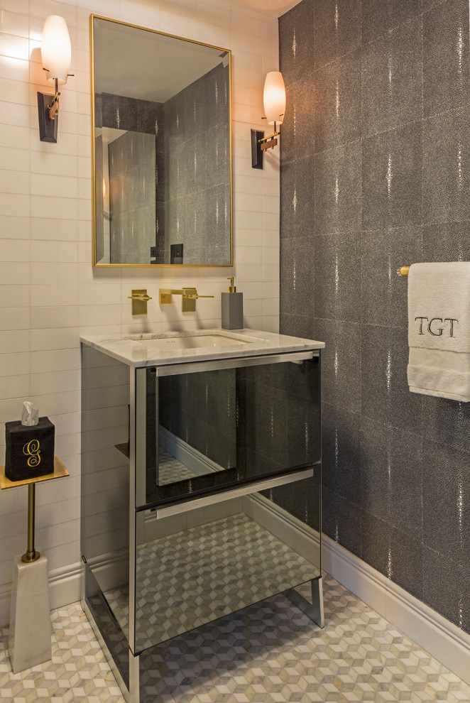 Bild på ett litet funkis vit vitt badrum med dusch, med luckor med glaspanel, grå skåp, vit kakel, keramikplattor, grå väggar, mosaikgolv, marmorbänkskiva och flerfärgat golv