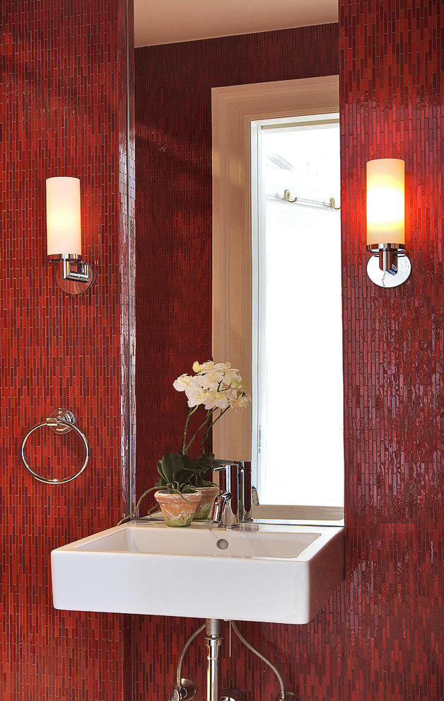 Exempel på ett eklektiskt badrum, med röd kakel