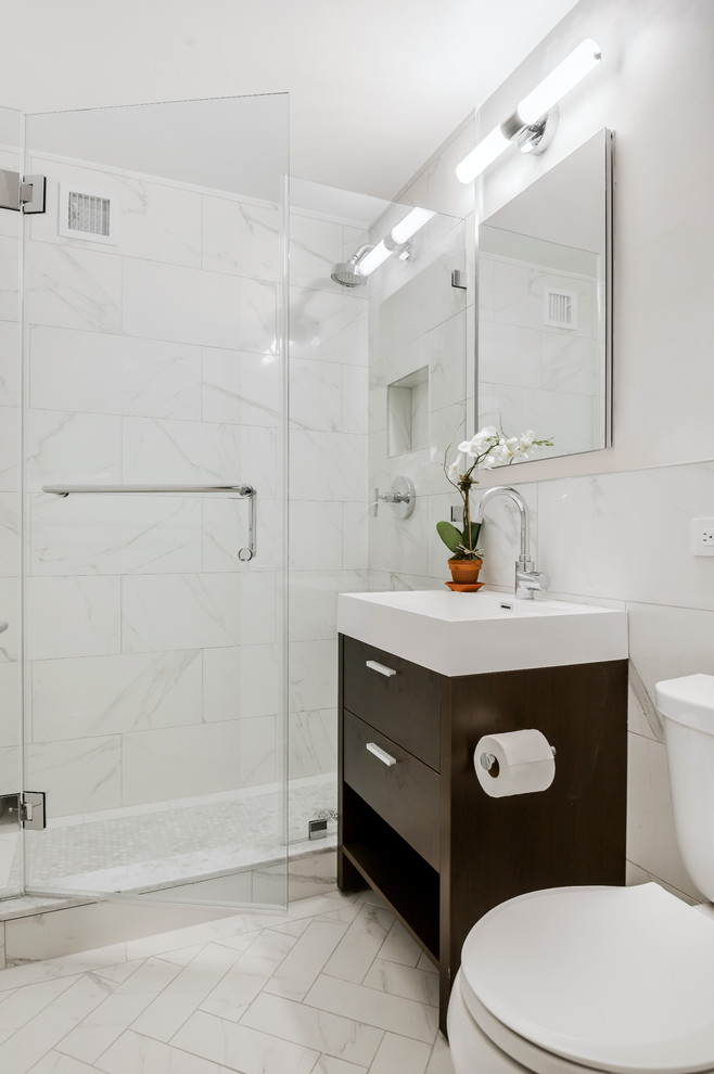 Eklektisk inredning av ett litet en-suite badrum, med möbel-liknande, skåp i mörkt trä, en dusch i en alkov, en toalettstol med separat cisternkåpa, grå kakel, keramikplattor, grå väggar, klinkergolv i keramik, bänkskiva i kvartsit, grått golv och dusch med gångjärnsdörr