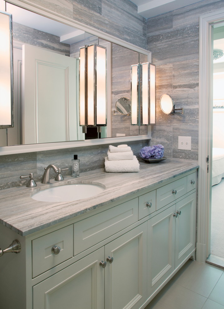 Foto de cuarto de baño principal clásico renovado grande con lavabo bajoencimera, armarios con paneles empotrados, puertas de armario blancas y baldosas y/o azulejos grises