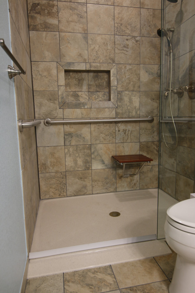 Свежая идея для дизайна: большая главная ванная комната в классическом стиле с душем без бортиков, раздельным унитазом, коричневой плиткой, керамогранитной плиткой и душем с распашными дверями - отличное фото интерьера