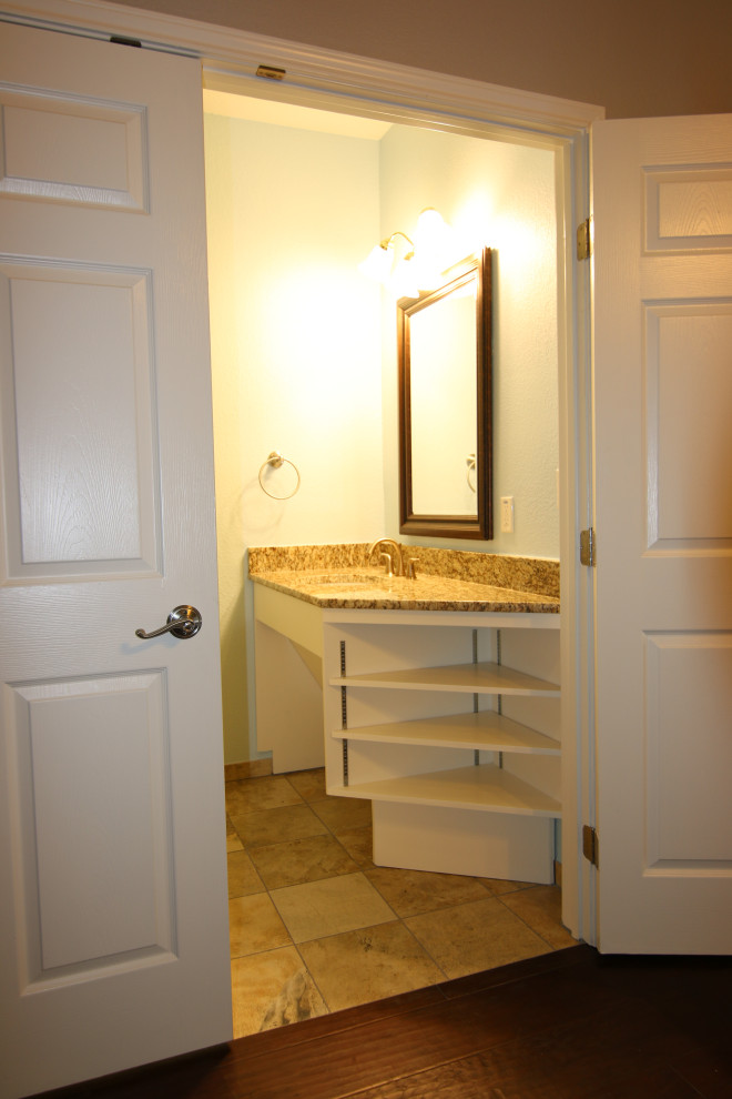 Exempel på ett stort klassiskt brun brunt en-suite badrum, med vita skåp, klinkergolv i porslin, ett undermonterad handfat, granitbänkskiva och brunt golv