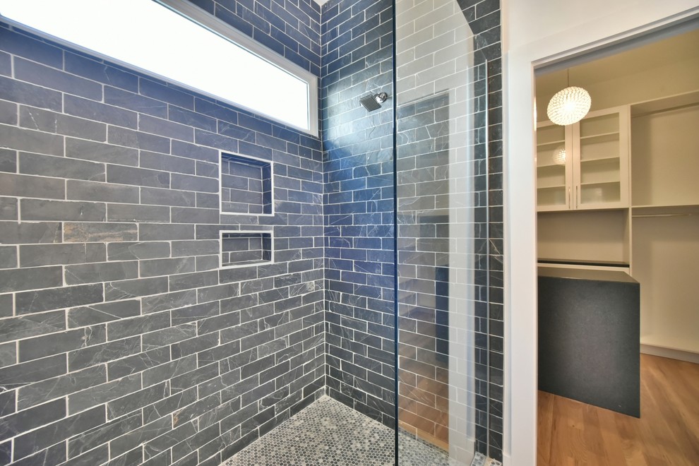 На фото: главная ванная комната среднего размера в стиле неоклассика (современная классика) с белыми фасадами, душем в нише, плиткой кабанчик, белыми стенами, полом из мозаичной плитки, врезной раковиной, столешницей из цинка и синей плиткой