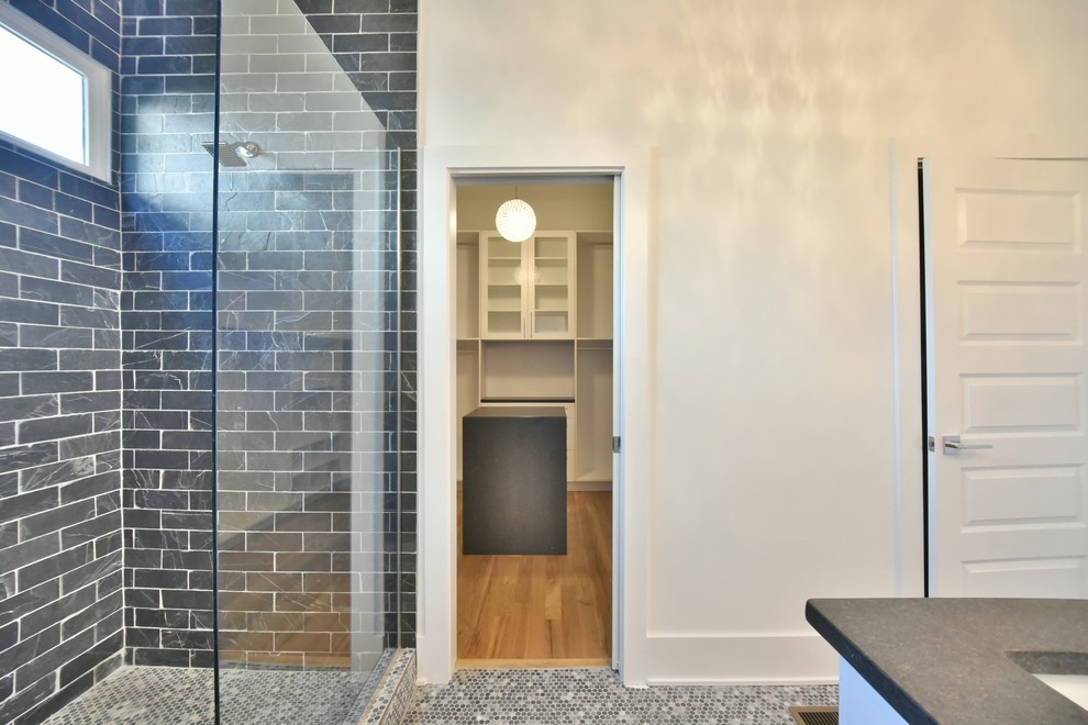 Пример оригинального дизайна: главная ванная комната среднего размера в стиле неоклассика (современная классика) с белыми фасадами, душем в нише, плиткой кабанчик, белыми стенами, полом из мозаичной плитки, врезной раковиной, столешницей из цинка и синей плиткой