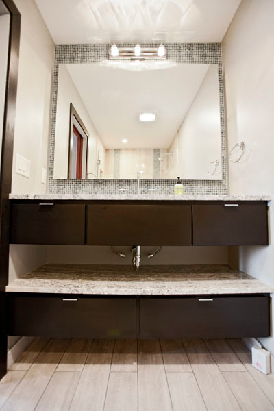 Diseño de cuarto de baño principal actual con encimera de granito