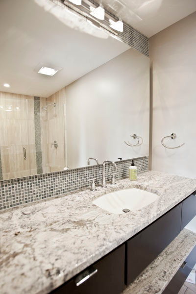 Idées déco pour une salle de bain principale contemporaine avec un plan de toilette en granite.