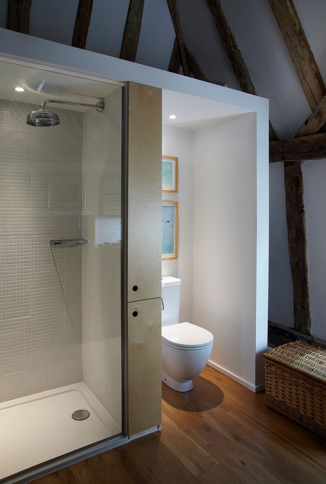 Foto de cuarto de baño ecléctico de tamaño medio con paredes blancas, suelo de madera en tonos medios, baldosas y/o azulejos grises y baldosas y/o azulejos en mosaico