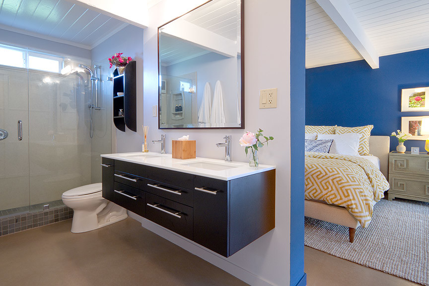 Idée de décoration pour une douche en alcôve vintage en bois foncé avec un lavabo encastré, un placard à porte plane, un plan de toilette en quartz modifié, un carrelage gris, un carrelage de pierre, un mur bleu et sol en béton ciré.