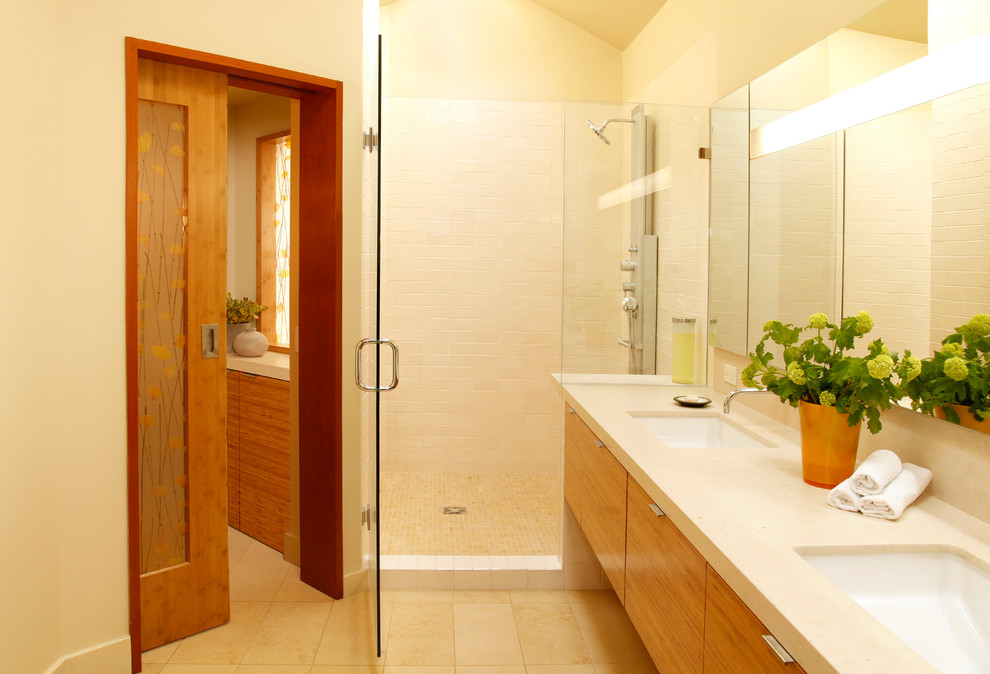Идея дизайна: главная ванная комната в современном стиле с плоскими фасадами и фасадами цвета дерева среднего тона