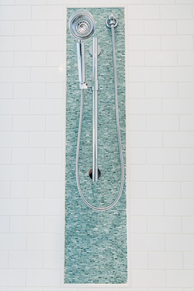 Ejemplo de cuarto de baño costero con ducha empotrada, baldosas y/o azulejos blancos, baldosas y/o azulejos de cerámica, paredes azules y suelo de baldosas de cerámica