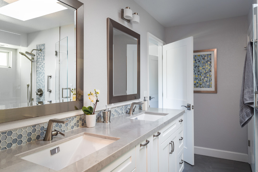 Foto de cuarto de baño clásico renovado con armarios estilo shaker, puertas de armario blancas, baldosas y/o azulejos grises, baldosas y/o azulejos en mosaico, paredes grises, lavabo bajoencimera, suelo gris y encimeras grises