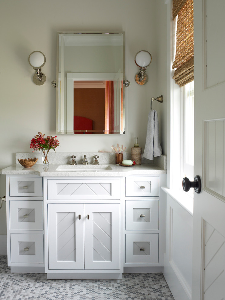 Esempio di una grande stanza da bagno padronale stile marino con ante a filo, ante bianche, piastrelle multicolore, pareti bianche, lavabo sottopiano e pavimento con piastrelle a mosaico