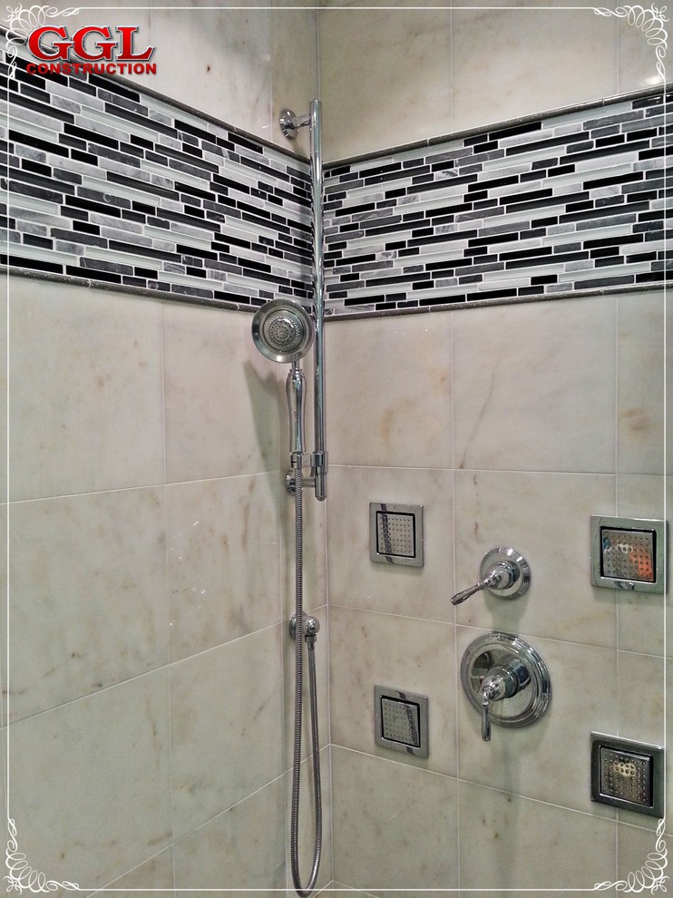 Modernes Badezimmer mit Duschnische und Steinfliesen in Miami