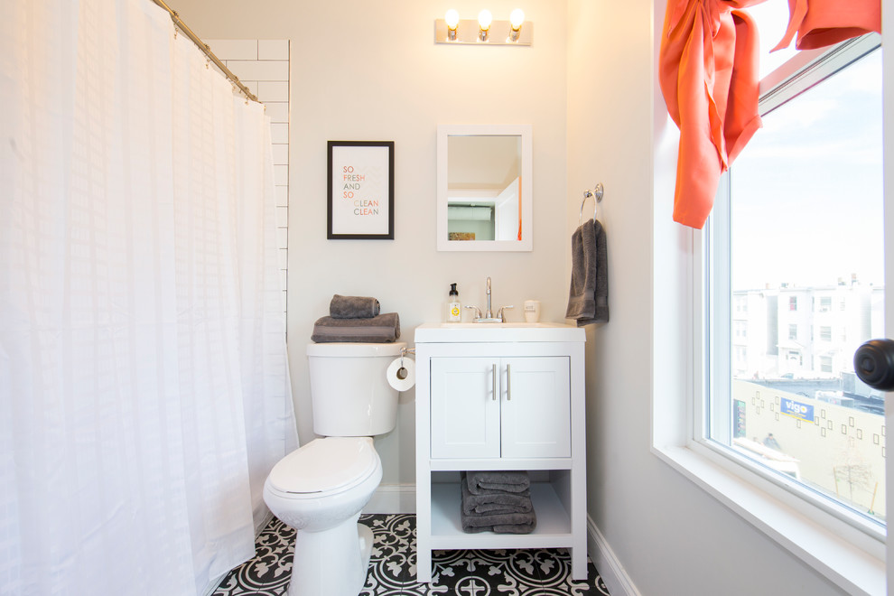 ボストンにあるトランジショナルスタイルのおしゃれな浴室 (シェーカースタイル扉のキャビネット、白いキャビネット、コーナー型浴槽、シャワー付き浴槽	、白いタイル、白い壁、コンソール型シンク、マルチカラーの床、シャワーカーテン、白い洗面カウンター) の写真