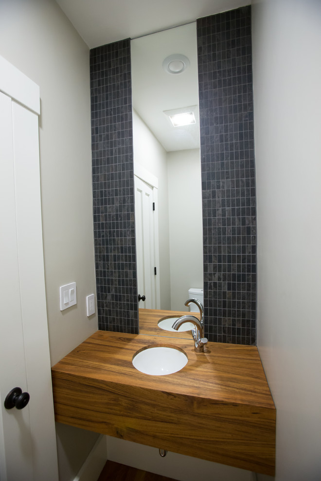 На фото: маленькая ванная комната в современном стиле с фасадами цвета дерева среднего тона, синей плиткой, керамогранитной плиткой, полом из сланца, душевой кабиной, врезной раковиной, столешницей из дерева и серым полом для на участке и в саду с
