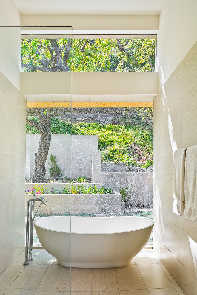 Свежая идея для дизайна: ванная комната в современном стиле с отдельно стоящей ванной, открытым душем и открытым душем - отличное фото интерьера