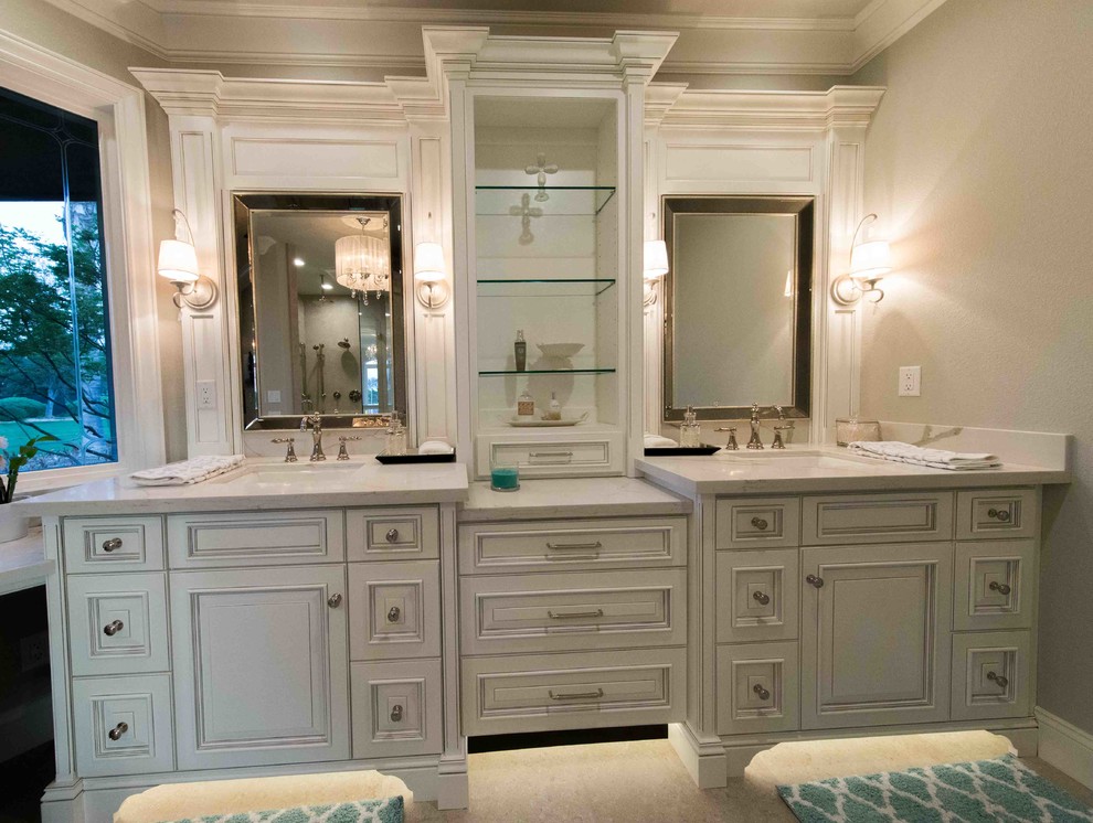 Foto på ett stort vintage vit en-suite badrum, med luckor med upphöjd panel, vita skåp, en dubbeldusch, en toalettstol med hel cisternkåpa, beige kakel, grå väggar, ett undermonterad handfat, marmorbänkskiva och dusch med gångjärnsdörr