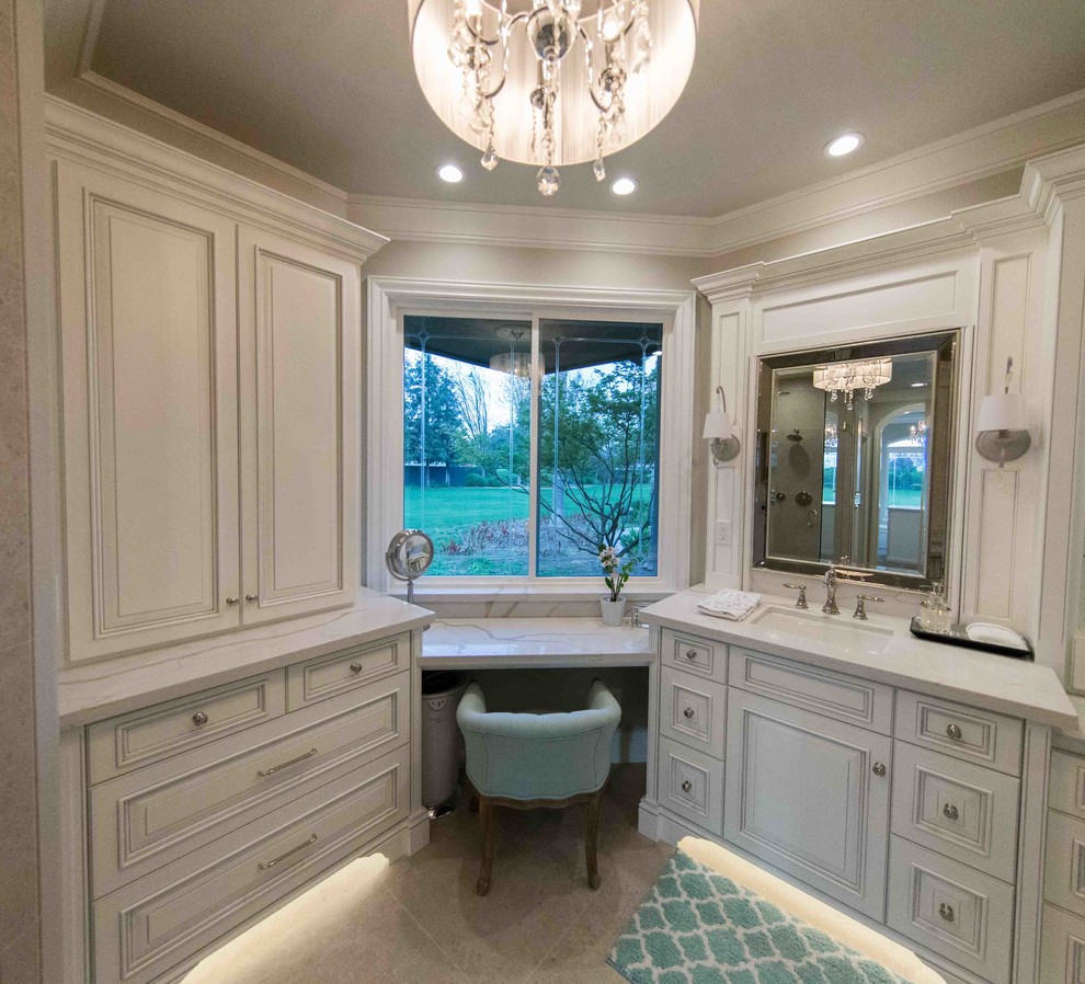 Exempel på ett stort klassiskt vit vitt en-suite badrum, med luckor med upphöjd panel, vita skåp, en dubbeldusch, en toalettstol med hel cisternkåpa, beige kakel, grå väggar, ett undermonterad handfat, marmorbänkskiva och dusch med gångjärnsdörr