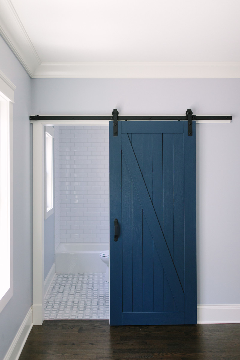 Ispirazione per una stanza da bagno classica con ante a filo, ante bianche, pareti beige, lavabo sottopiano e pavimento bianco