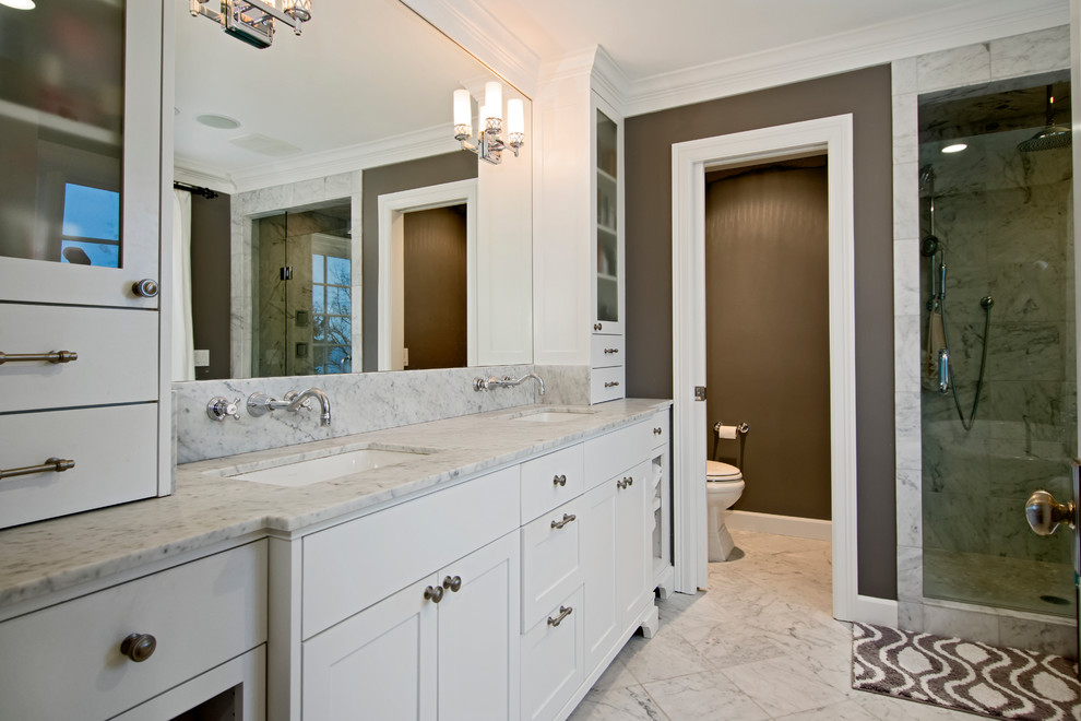 Imagen de cuarto de baño principal clásico con armarios estilo shaker, puertas de armario blancas, ducha esquinera, sanitario de dos piezas, paredes grises, lavabo bajoencimera y cuarto de baño