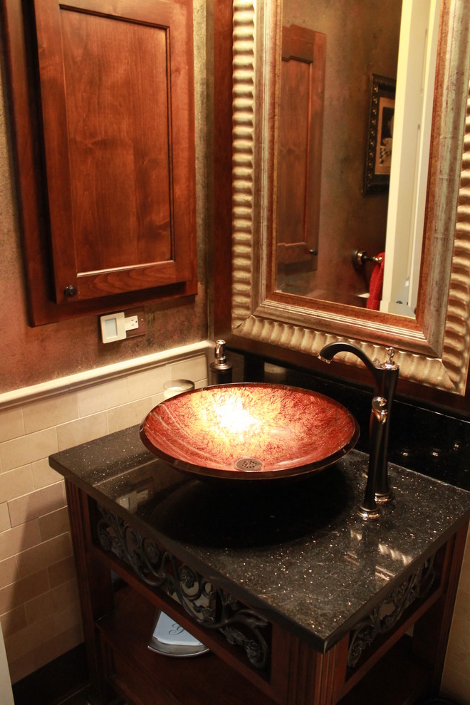 Aménagement d'une petite salle d'eau classique en bois brun avec une vasque, un placard sans porte, un plan de toilette en granite, WC à poser, un carrelage blanc, un carrelage de pierre, un mur marron et un sol en carrelage de porcelaine.