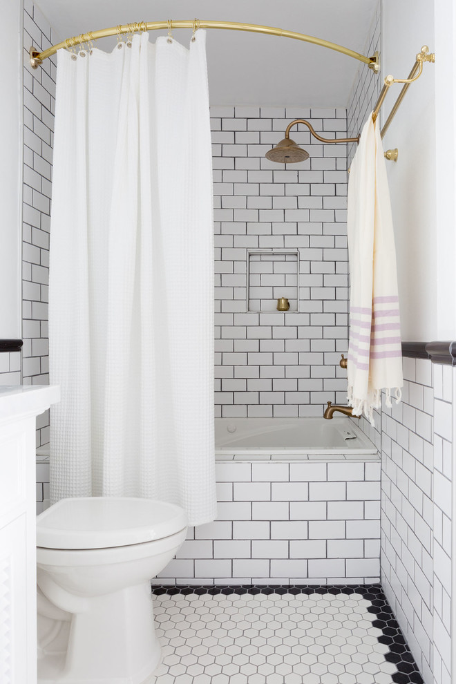 Cette image montre une salle de bain traditionnelle avec une baignoire en alcôve, un combiné douche/baignoire, un carrelage noir et blanc, un carrelage métro, un mur blanc et une cabine de douche avec un rideau.