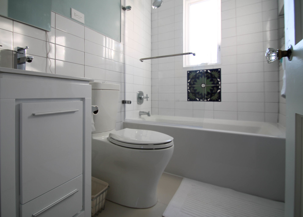 Inspiration för små moderna en-suite badrum, med skåp i shakerstil, vita skåp, ett badkar i en alkov, en dusch/badkar-kombination, en toalettstol med hel cisternkåpa, vit kakel, porslinskakel, blå väggar, klinkergolv i porslin, ett integrerad handfat och bänkskiva i kvarts