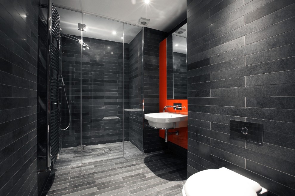 Источник вдохновения для домашнего уюта: ванная комната в современном стиле с подвесной раковиной, душем в нише, серой плиткой, оранжевыми стенами и серым полом
