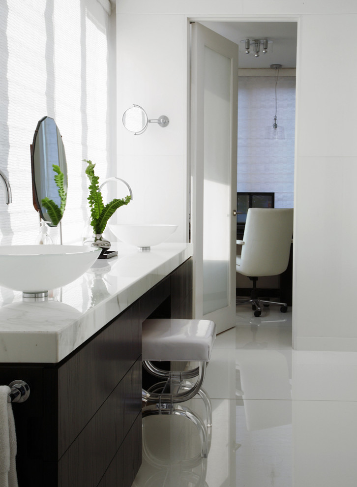Idéer för stora funkis en-suite badrum, med släta luckor, vit kakel och vita väggar
