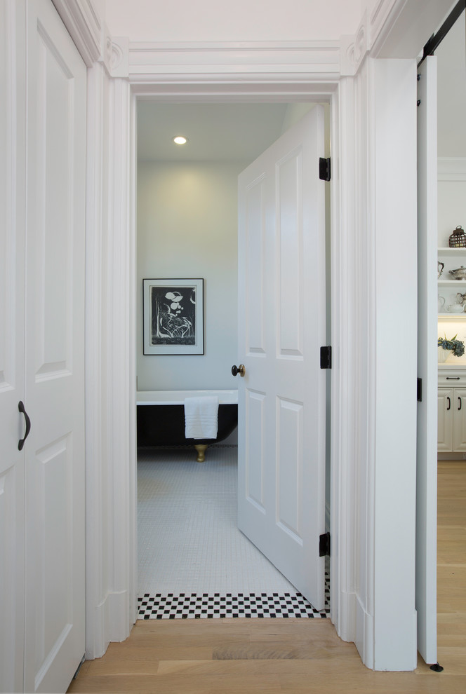 Idee per una stanza da bagno vittoriana con vasca con piedi a zampa di leone, pareti bianche, pavimento con piastrelle in ceramica e pavimento bianco