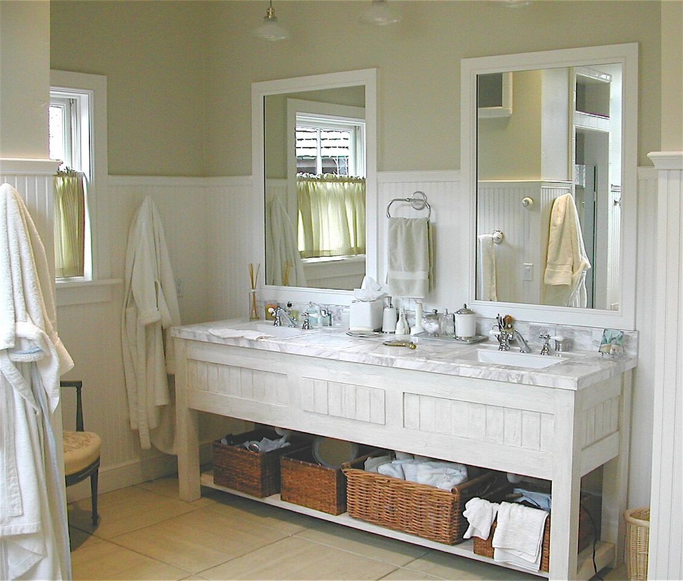 Exemple d'une salle de bain principale chic en bois vieilli de taille moyenne avec un lavabo encastré, un placard en trompe-l'oeil, un plan de toilette en marbre, un mur beige et sol en béton ciré.