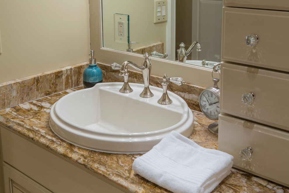 Ejemplo de cuarto de baño tradicional con lavabo encastrado, armarios con paneles con relieve, puertas de armario blancas, encimera de granito y ducha abierta