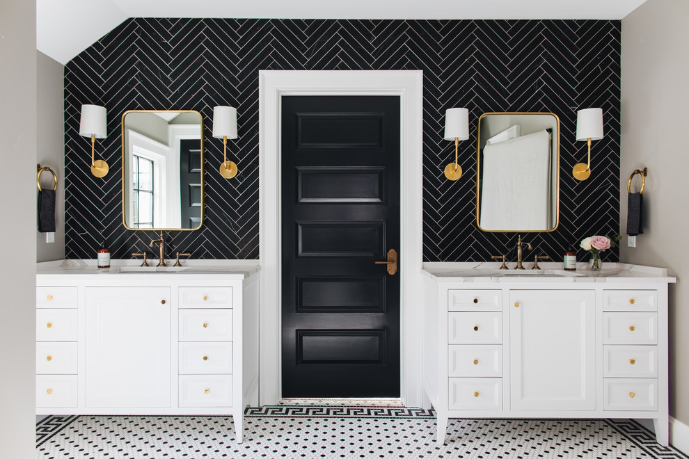 Пример оригинального дизайна: ванная комната в стиле неоклассика (современная классика) с белыми фасадами, черной плиткой, серыми стенами, полом из мозаичной плитки, врезной раковиной, мраморной столешницей, разноцветным полом и фасадами с утопленной филенкой