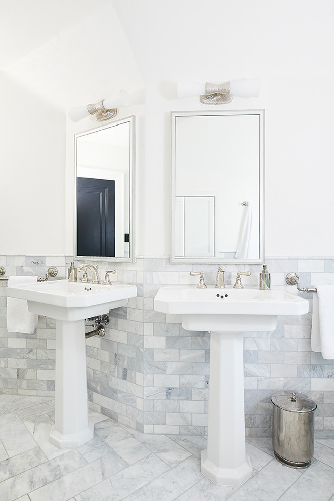 Идея дизайна: главная ванная комната в стиле неоклассика (современная классика) с серой плиткой, мраморной плиткой, белыми стенами, мраморным полом, раковиной с пьедесталом, серым полом, тумбой под две раковины, отдельно стоящей ванной и сводчатым потолком