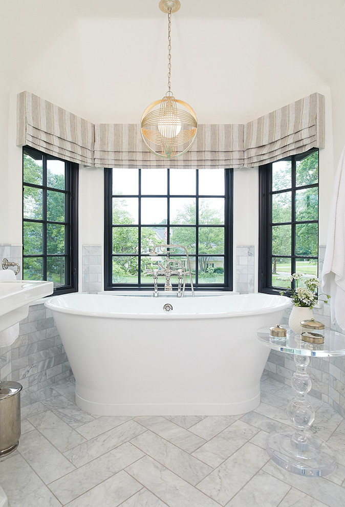 Foto di una stanza da bagno padronale classica con piastrelle grigie, piastrelle di marmo, pareti bianche, pavimento in marmo, lavabo a colonna, pavimento grigio, due lavabi, vasca freestanding e soffitto a volta
