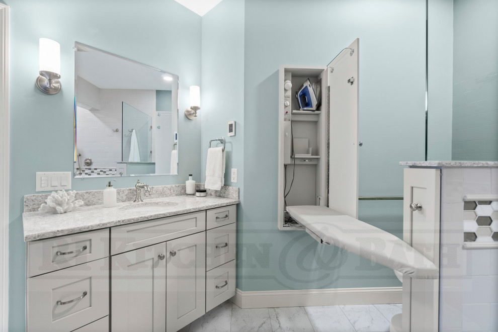 Bild på ett stort vintage badrum, med skåp i shakerstil, grå skåp, en kantlös dusch, porslinskakel, klinkergolv i porslin, ett undermonterad handfat, bänkskiva i kvarts och med dusch som är öppen