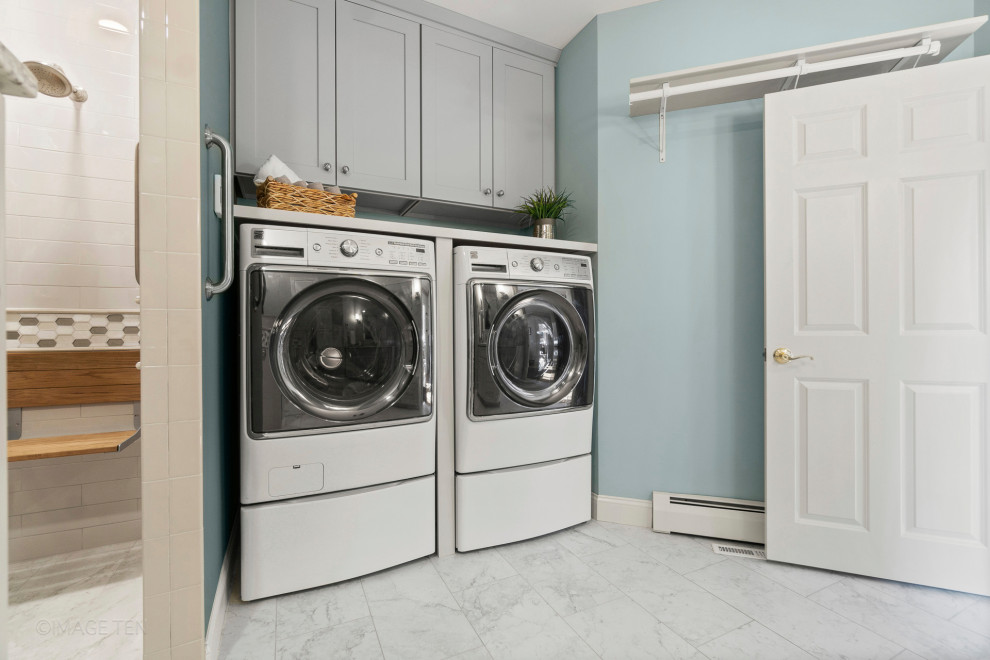 Imagen de lavadero clásico renovado grande con armarios estilo shaker, puertas de armario grises y suelo de baldosas de porcelana