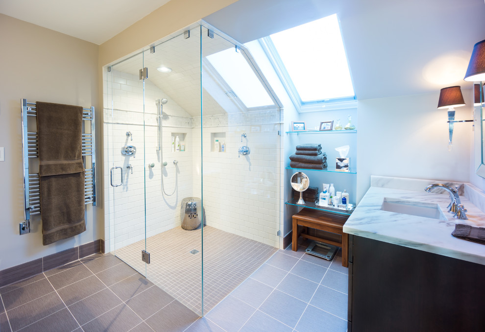 Imagen de cuarto de baño tradicional renovado con ducha a ras de suelo, encimera de mármol y baldosas y/o azulejos de cemento