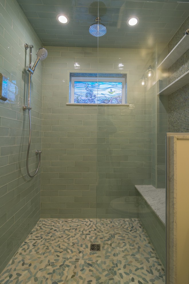 Idéer för mellanstora en-suite badrum, med en dusch i en alkov, grön kakel, tunnelbanekakel, klinkergolv i småsten, flerfärgat golv och med dusch som är öppen