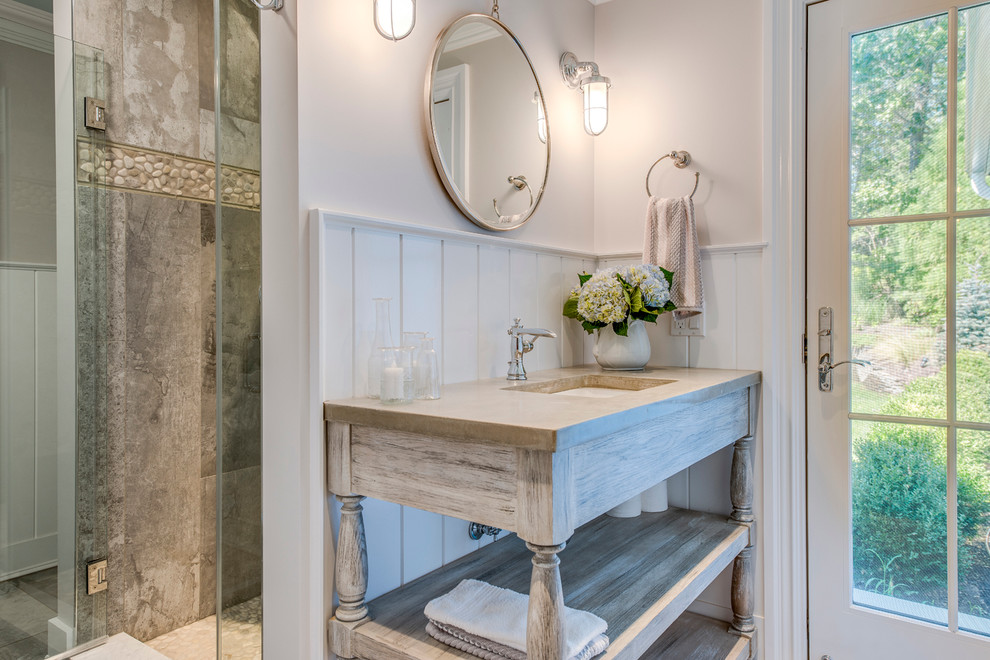Exempel på ett stort shabby chic-inspirerat badrum med dusch, med ett undermonterad handfat, öppna hyllor, skåp i ljust trä, en dusch i en alkov, beige kakel, vit kakel, porslinskakel, vita väggar, klinkergolv i porslin och granitbänkskiva