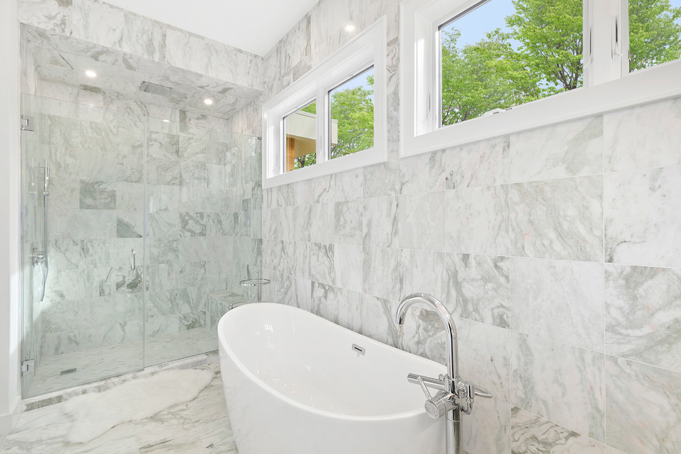 Cette image montre une douche en alcôve principale design avec des portes de placard blanches, du carrelage en marbre, un mur multicolore, un sol en marbre, un plan de toilette en quartz modifié, une baignoire indépendante, un carrelage gris, un sol gris et une cabine de douche à porte battante.