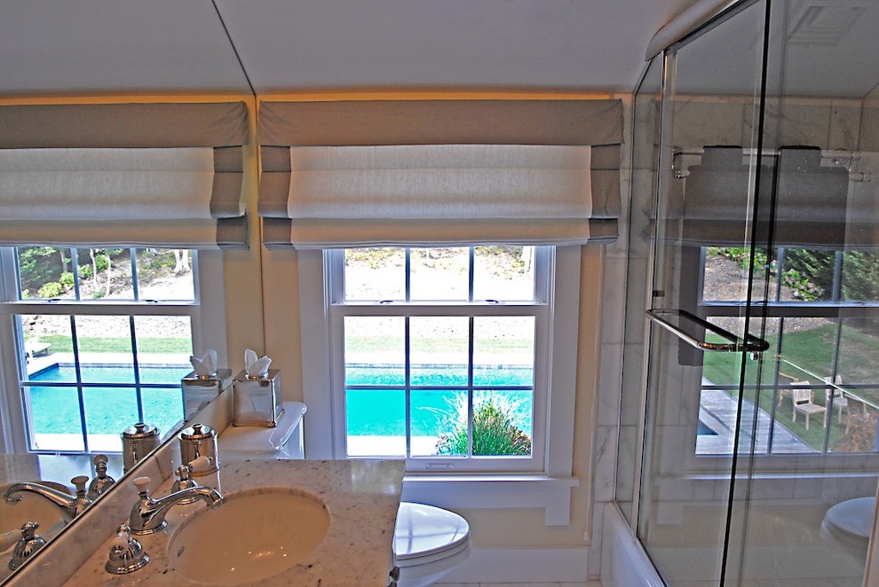 Стильный дизайн: маленькая ванная комната в классическом стиле с ванной в нише, душем над ванной, серой плиткой, белой плиткой, каменной плиткой, желтыми стенами, душевой кабиной, врезной раковиной, столешницей из кварцита и душем с раздвижными дверями для на участке и в саду - последний тренд