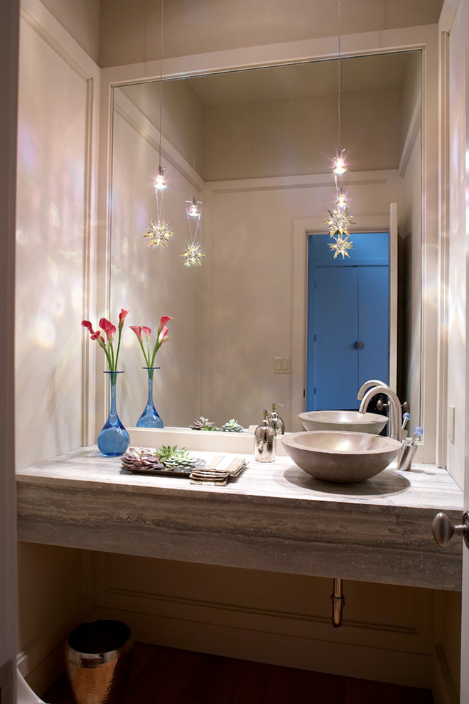ニューヨークにある小さなコンテンポラリースタイルのおしゃれなバスルーム (浴槽なし) (家具調キャビネット、一体型トイレ	、白い壁、竹フローリング、ベッセル式洗面器、木製洗面台) の写真