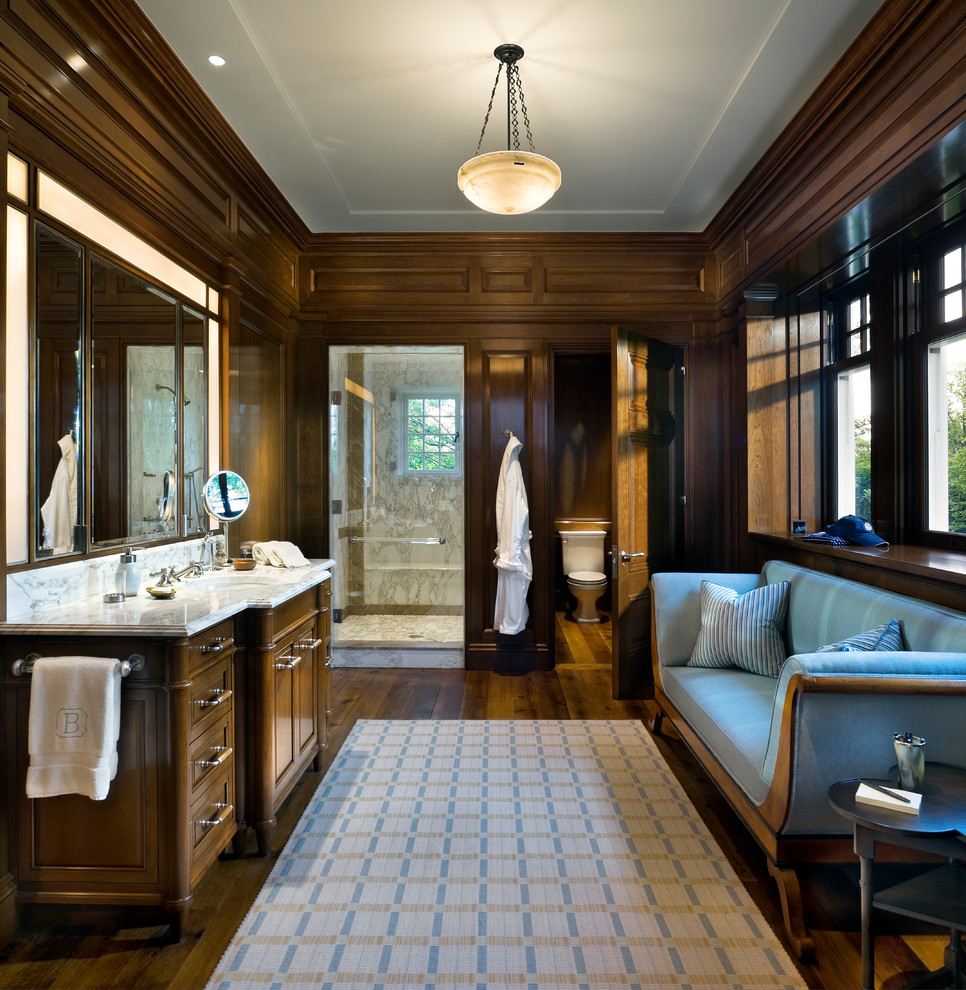 Стильный дизайн: большая главная ванная комната в классическом стиле с унитазом-моноблоком, коричневыми стенами, душем с распашными дверями, темными деревянными фасадами, душевой комнатой, белой плиткой, темным паркетным полом, врезной раковиной, коричневым полом, белой столешницей и фасадами с утопленной филенкой - последний тренд