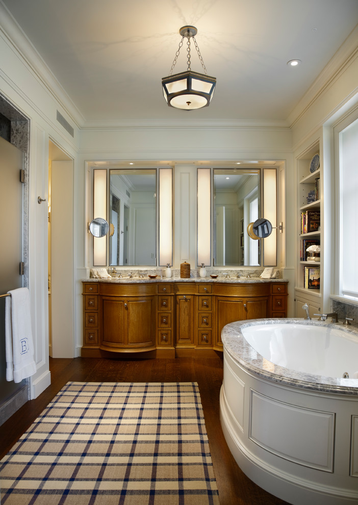 На фото: большая главная ванная комната в классическом стиле с гидромассажной ванной, двойным душем, бежевыми стенами, накладной раковиной и душем с распашными дверями