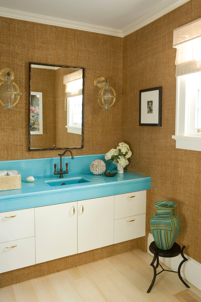 Modelo de cuarto de baño rectangular exótico con lavabo bajoencimera, armarios con paneles lisos y puertas de armario blancas