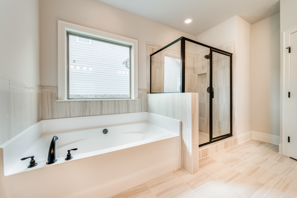Idées déco pour une salle de bain principale classique de taille moyenne avec un espace douche bain, un mur gris, un sol en carrelage de porcelaine, un sol beige et une cabine de douche à porte battante.