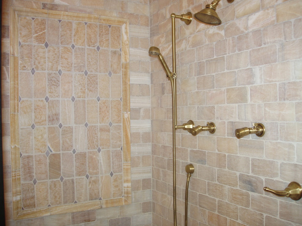 На фото: большая главная ванная комната в классическом стиле с бежевой плиткой и каменной плиткой
